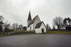 Alskog kyrka österifrån, med medeltida stiglucka