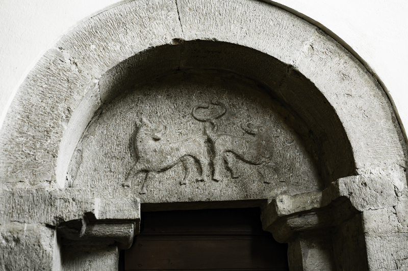 Sakristiaportal, som ursprungligen var korportal på den tidigare kyrkan från 1100-talet.