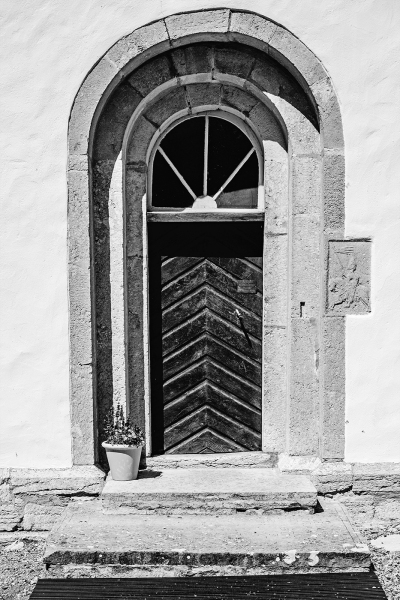 Långhusportal med relief