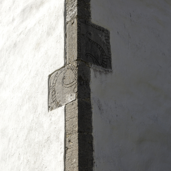 Runstensfragment i korets sydöstra hörnkedja