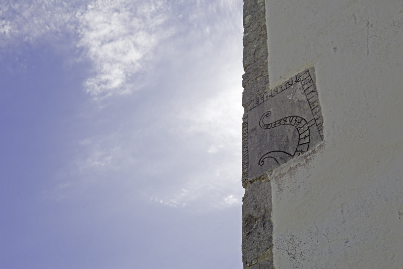 Runstensfragment i korets sydöstra hörnkedja