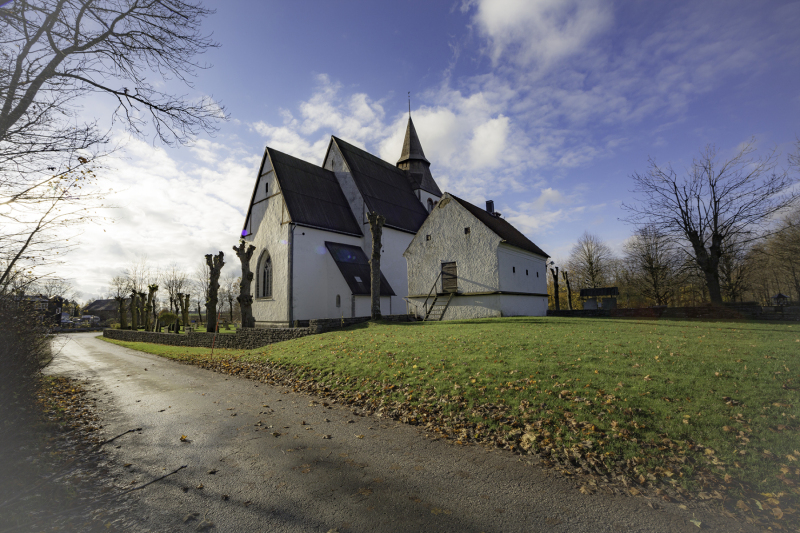 Hörsne kyrka från nordost