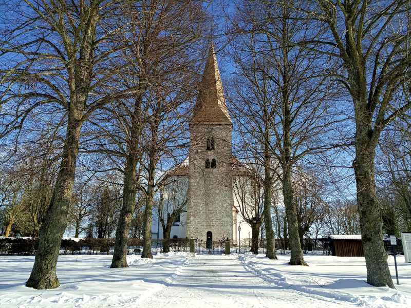 Källunge kyrka från väster