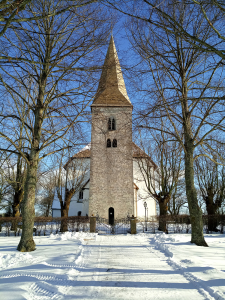Källunge kyrka från väster