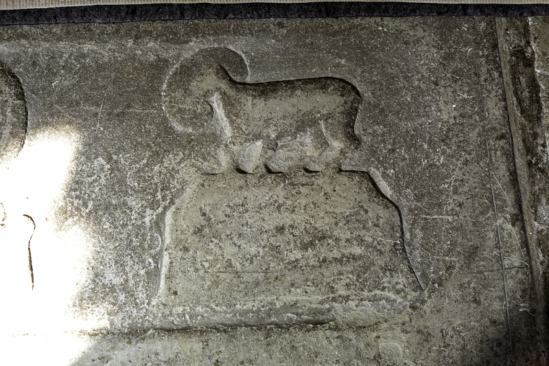 Relief ovanför ingången till sakristian