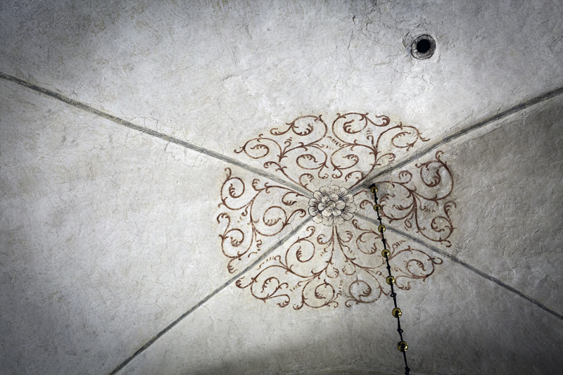 Ornamental målning från 1700-talet, i långhusets östra valv.