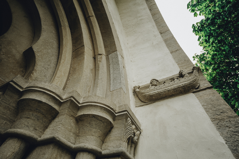 Relief från en äldre kyrka