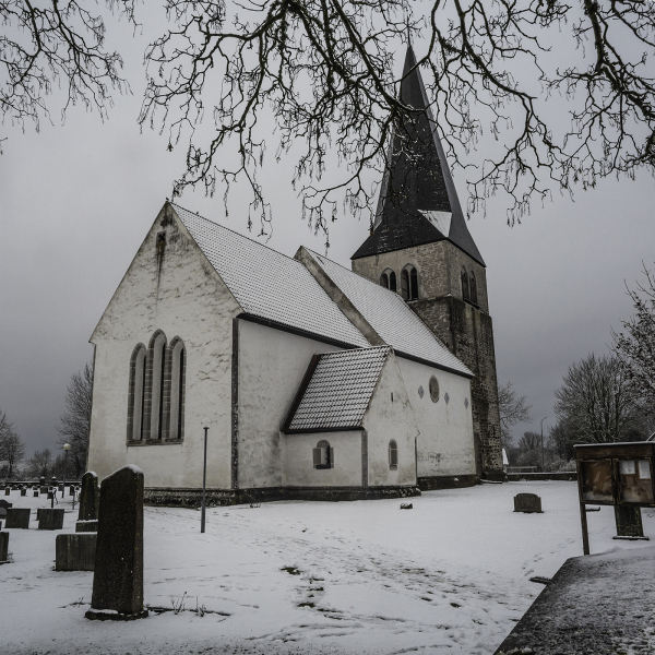 Sanda kyrka från nordost