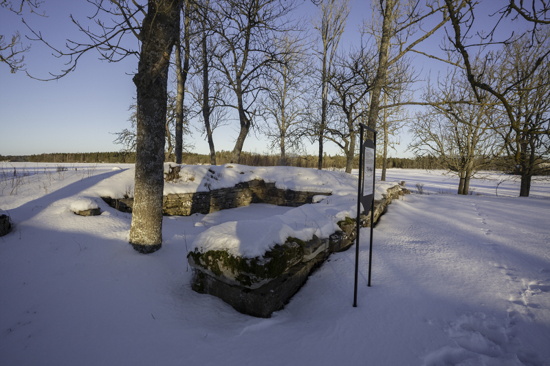 Ruin  av den medeltida prästgården